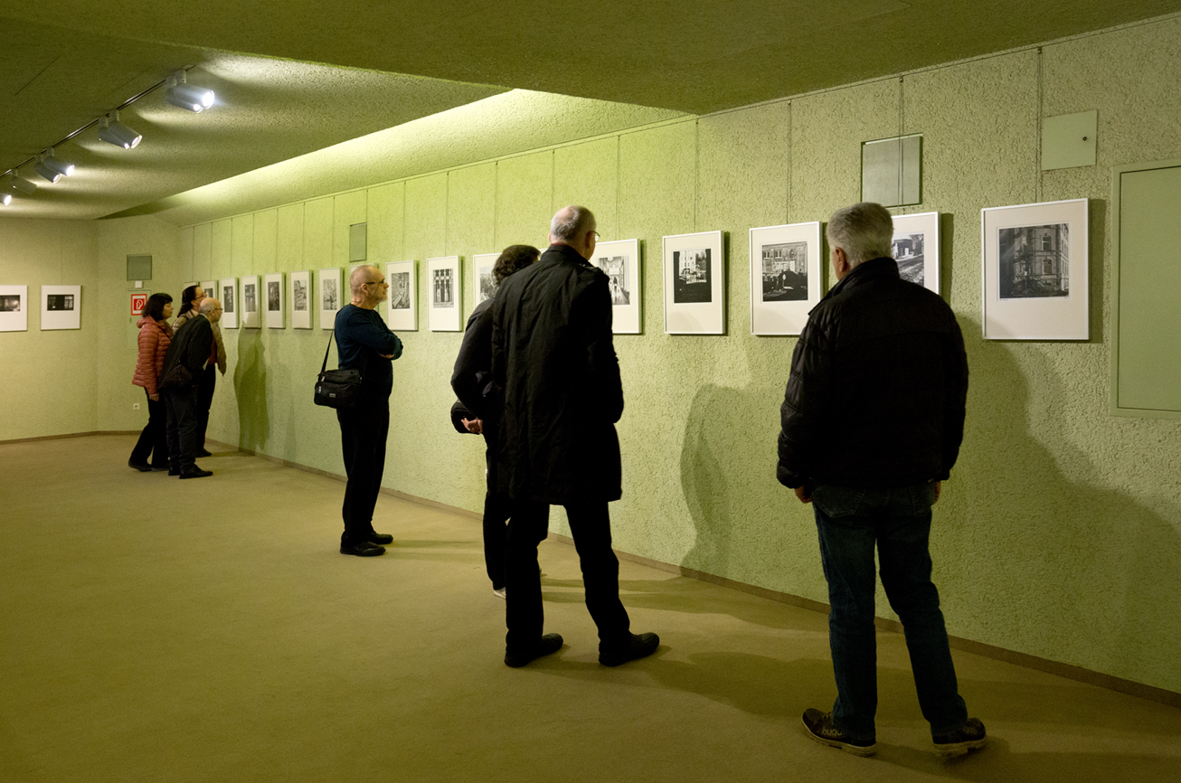 Besucher bei der Vernissage Fotosafari in Selb Rosenthal-Theater
